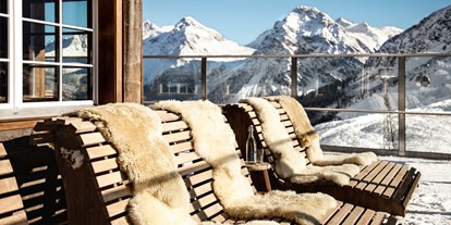 Hotels an der Piste - Sonnenterrasse - Davos Platz - Bergstation des Tschuggen Express im Skigebiet - Tschuggen Grand Hotel 