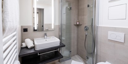Hotels an der Piste - Skiraum: versperrbar - Mellau - Moderne Badezimmer  - Bio-Berghotel Ifenblick