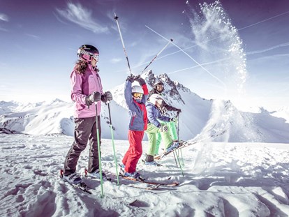 Hotels an der Piste - Trockenraum - SKI IN SKI OUT täglich Skifahren ab 7:30 Uhr - Alpin Family Resort Seetal ****s