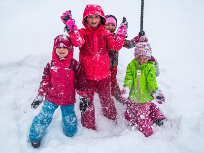 Hotels an der Piste - Hallenbad - Itter - Wir bringen alle Skischulkinder jeden Morgen zum Skikurs. 
 - Alpin Family Resort Seetal ****s