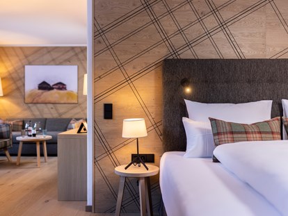 Hotels an der Piste - barrierefrei - Sexten - Renovierte Junior Suiten mit geschickter Aufteilung zwischen Wohn- & Schlafbereich - Defereggental Hotel & Resort