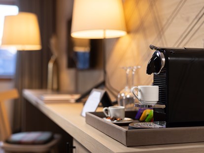 Hotels an der Piste - Sonnenterrasse - Innichen/Vierschach - Nespresso-Kaffeemaschinen & erlesene Tee-Sorten exklusiv in den Maisonetten & 2-Raum-Suiten - Defereggental Hotel & Resort