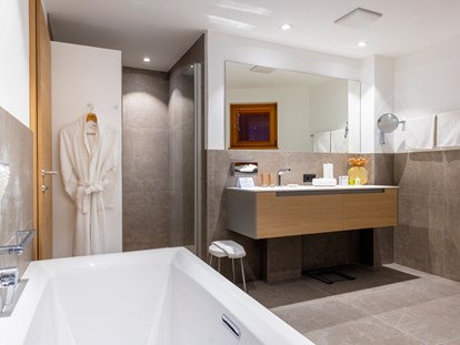Hotels an der Piste - Trockenraum - Sexten - Luxusbadezimmer in den 2-Raumsuiten mit Dusche & Badewanne - Defereggental Hotel & Resort