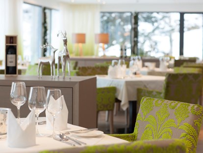 Hotels an der Piste - barrierefrei - Sillian - Kulinarische Glücksmomente im hellen Wintergarten mit inspirierender Aussicht auf die imposante Natur des Defereggentals  - Defereggental Hotel & Resort