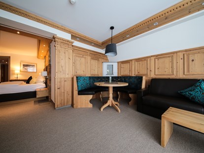 Hotels an der Piste - Hotel-Schwerpunkt: Skifahren & Kulinarik - Wohnraum in der Alpin Suite - Hotel Tirol****alpin spa Ischgl 