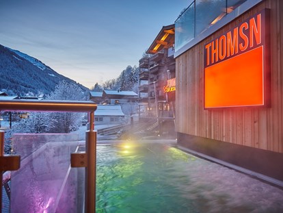 Hotels an der Piste - Oberndorf in Tirol - THOMSN - Alpine Rock Hotel