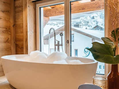Hotels an der Piste - Sonnenterrasse - Badezimmer Arlberg Panorama Junior Suite - Hotel Maiensee