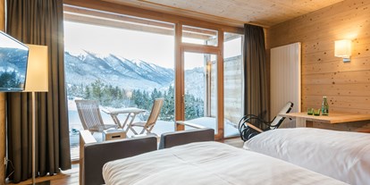 Hotels an der Piste - Skiservice: Skireparatur - Dienten am Hochkönig - Zimmer aus Mondholz mit Blick auf die Berge - Holzhotel Forsthofalm