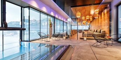 Hotels an der Piste - Preisniveau: gehoben - SkiStar St. Johann in Tirol - 18 Meter Pool mit Massageliegen - Hotel Penzinghof