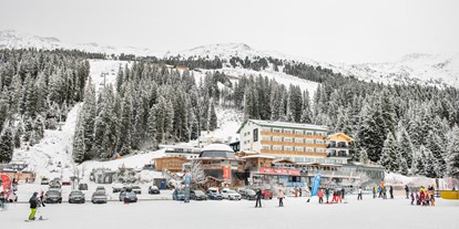 Hotels an der Piste - Skikurs direkt beim Hotel: für Erwachsene - Tiroler Unterland - Ski-in Ski-out. Bei uns ist das kein leerer Begriff, sondern Ihr persönlicher Wintertraum. Wir befinden uns mitten im Top-Skigebiet Hochfügen-Hochzillertal (1.500m bis 2.500m) mit 90 Kilometern Fahrspaß und 39 Liftanlagen. Das Berghotel Hochfügen liegt direkt an der Piste, jedoch ist die Zufahrt mit dem Auto bis vor die Haustür möglich. Alles unter einem Dach: Skischule, Skiverleih, Almkiosk, Aprés Ski Gogola Alm & Bar-Lounge finSING – damit Sie sich umso schneller ins Skivergnügen stürzen können. - Berghotel Hochfügen****