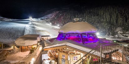 Hotels an der Piste - Ski-Optimal Hochzillertal Kaltenbach - GOGOLA ALM Après Ski Bar
Jeden Dienstags Nachmittag und Donnerstags Abend LIVE Musik.
Wenn Sie Gast im Berghotel sind, brauchen Sie gar nicht lange zu suchen: DER Apres Ski Hotspot von Hochfügen – die legendäre GOGOLA ALM - befindet sich direkt am Hotel. Es bietet im Winter Platz für bis zu 200 Personen und verspricht während der Wintersaison täglich „Party pur". - Berghotel Hochfügen****