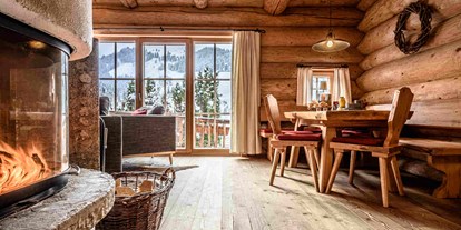 Hotels an der Piste - Skiregion Hochkönig - Essecke mit Blick auf den Kamin - Premium Chalets Maria Alm