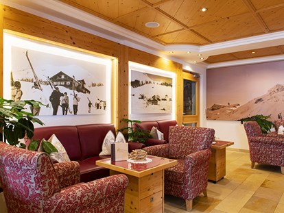 Hotels an der Piste - Skiraum: Skispinde - Mellau - Lobby

Lassen Sie den Tag entspannt ausklingen bei einem erfrischenden Limo oder einem Bier, Cocktail, ein Gläschen Wein in unserer Lobby mit Blick aufs Kriegerhorn.
 - Hotel Anemone