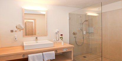 Hotels an der Piste - Pools: Innenpool - Hinterglemm - Komfort Badezimmer mit begehbare Dusche - Das Seiwald