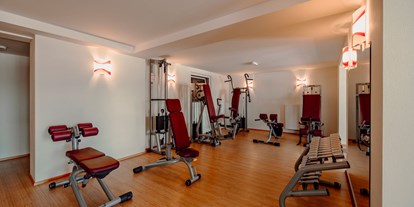 Hotels an der Piste - WLAN - Bad Mitterndorf - Fitnessraum mit modernen Geräten und herrlichem Ausblick. - Hotel Waldfrieden