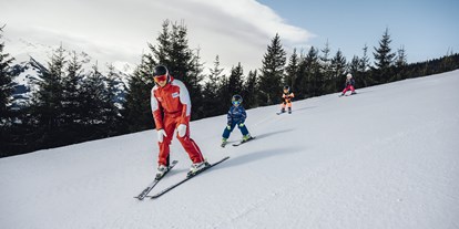Hotels an der Piste - Ladestation Elektroauto - Kaprun - Kinder im Skikurs mit Skilehrer - Hotel Sonnblick