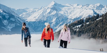 Hotels an der Piste - WLAN - Gletscherskigebiet Kitzsteinhorn - Winterwandern mit Blick auf das Kitzsteinhorn - Hotel Sonnblick