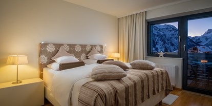 Hotels an der Piste - Klassifizierung: 4 Sterne S - Damüls - Doppelzimmer mit Balkon zur Südseite - mit Blick über den Rüfikopf und den Omesberg - Hotel Bergkristall