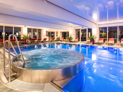 Hotels an der Piste - Ski-In Ski-Out - Jochberg (Jochberg) - Farblichthallenbad mit integriertem Whirlpool - Wander- & Wellnesshotel Gassner****s