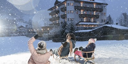 Hotels an der Piste - Hotel-Schwerpunkt: Skifahren & Ruhe - Dienten am Hochkönig - Schlittenfahren direkt am Hotel - 4* Hotel Bergzeit 