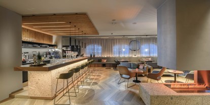 Hotels an der Piste - barrierefrei - Dienten am Hochkönig - neu gestalteter Bar- & Loungebereich im Hotel - 4* Hotel Bergzeit 