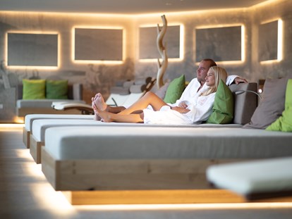 Hotels an der Piste - Trockenraum - Altaussee - Der Ruheraum neben dem Infinity Pool bietet gemütliche Betten und Wellnessliegen. - Hotel Schütterhof GmbH