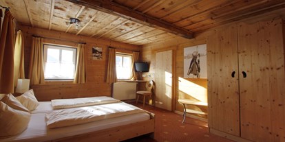 Hotels an der Piste - Sonnenterrasse - Skigebiet Grossglockner Resort Kals-Matrei - Doppelzimmer Almhütte - SCOL Sporthotel Großglockner