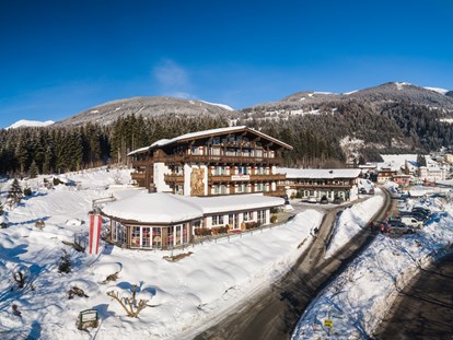 Hotels an der Piste - Skikurs direkt beim Hotel: für Kinder - Oberndorf in Tirol - Das ****Hotel Hubertus - Außenansicht - Hotel Hubertus