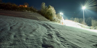 Hotels an der Piste - Ski-Optimal Hochzillertal Kaltenbach - Aussicht von den Chalets auf die Skipiste mit Nachtskilauf - Chalets & Apartments Wachterhof