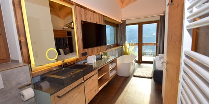 Hotels an der Piste - Ski-Optimal Hochzillertal Kaltenbach - Schlafzimmer mit offenem Badezimmer - Chalets & Apartments Wachterhof