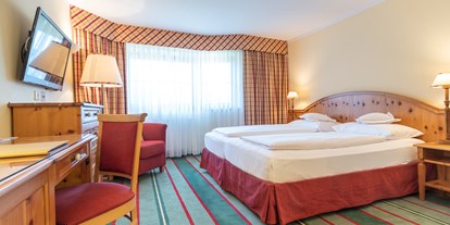 Hotels an der Piste - Pools: Innenpool - Skigebiet KitzSki Kitzbühel Kirchberg - DZ Standard - Hotel Kaiserhof