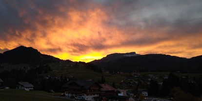 Hotels an der Piste - Hotel-Schwerpunkt: Skifahren & Ruhe - Kleinwalsertal - Sonnenuntergang mit Blick ins Schwarzwassertal - Almhof Rupp - das Genießerhotel