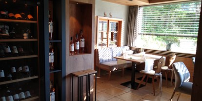 Hotels an der Piste - Sauna - Bad Hindelang - Restaurant "Ausblick 83" mit Weinklimaschrank - Almhof Rupp - das Genießerhotel