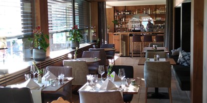 Hotels an der Piste - Hotel-Schwerpunkt: Skifahren & Ruhe - Bad Hindelang - Restaurant "Ausblick 83" mit Blick auf die Hotelbar - Almhof Rupp - das Genießerhotel