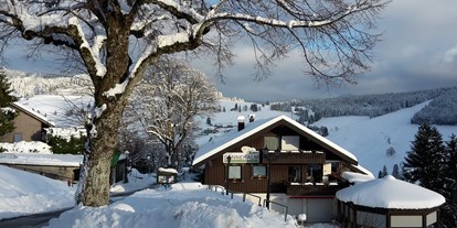 Hotels an der Piste - Hotel-Schwerpunkt: Skifahren & Familie - Schwarzwald - Panorama Lodge Sonnenalm mit Blick zur Fatima Kapelle - Panorama Lodge Sonnenalm Hochschwarzwald
