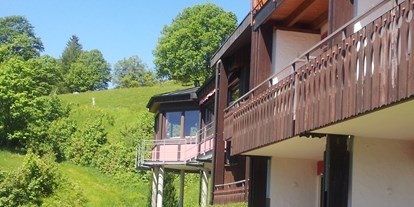 Hotels an der Piste - Langlaufloipe - Todtnau - Vorderseite (Südseite) Panorama Lodge Sonnenalm mit Blick zum Horn - Panorama Lodge Sonnenalm Hochschwarzwald
