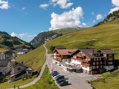Hotels an der Piste - St. Gallenkirch - Lage im Sommer - direkt an den Wanderwegen im Wandergebiet - Hotel Enzian