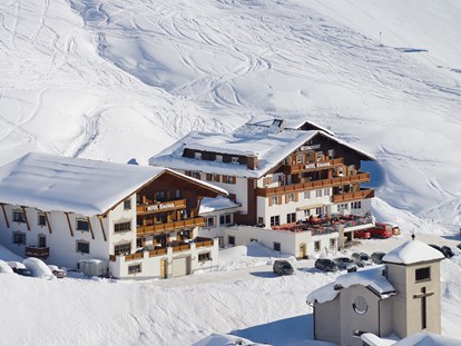 Hotels an der Piste - Gargellen - Lage im Winter - skis on and go
Direk an der Skipiste - Hotel Enzian