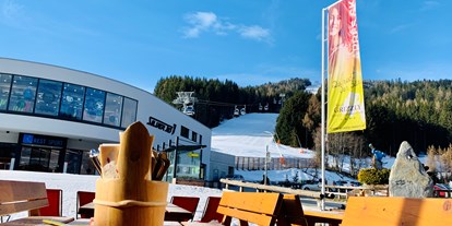 Hotels an der Piste - Hotel-Schwerpunkt: Skifahren & Party - Skigebiet Katschberg - Sonnenterrasse mit Pistenblick - Grizzly Sport & Motorrad Resort
