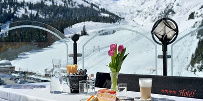 Hotels an der Piste - Langlaufloipe - Alpbach - Auf der Sonnenterrasse einen leckeren hausgemachten Kuchen genießen. - ****Hotel Almhof