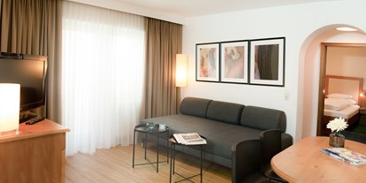 Hotels an der Piste - Preisniveau: moderat - Dienten am Hochkönig - Wohnzimmer mit Blick ins Schlafzimmer - The RESI Apartments "mit Mehrwert"