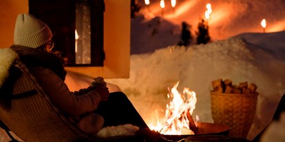 Hotels an der Piste - Pinzgau - Abendliche Winterromantik bei Glühwein und Feuerschale an der Rückseite des Hauses - The RESI Apartments "mit Mehrwert"