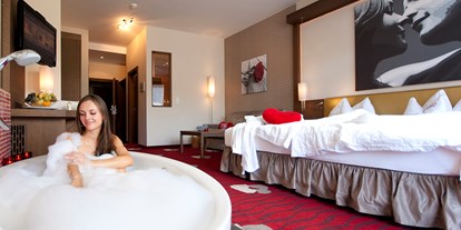 Hotels an der Piste - Suite mit offenem Kamin - Ischgl - Themen-Zimmer Kuss - Romantik & Spa Alpen-Herz