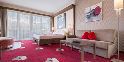 Hotels an der Piste - Klassifizierung: 4 Sterne - Samnaun Dorf - Themen-Zimmer Kuss - Romantik & Spa Alpen-Herz