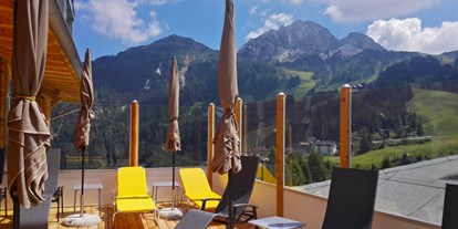 Hotels an der Piste - Ski-In Ski-Out - Kärnten - Hotel Nassfeld Terrasse Sommer Blick Gartnerkofel - Hotel Nassfeld
