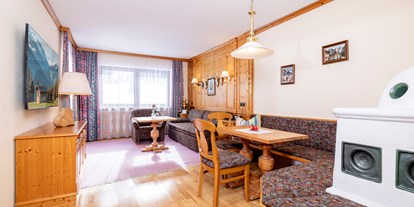 Hotels an der Piste - Skiraum: Skispinde - Steinhaus/Ahrntal - Wohnbereich Alpen Suite 50m² - Hotel Der Rindererhof