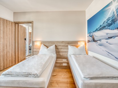 Hotels an der Piste - Skiraum: Skispinde - Westendorf (Westendorf) - Familienzimmer - COOEE alpin Hotel Kitzbüheler Alpen