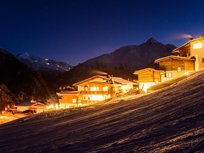 Hotels an der Piste - Sonnenterrasse - Ötztal - Aussenansicht Winter - Grünwald Resort Sölden