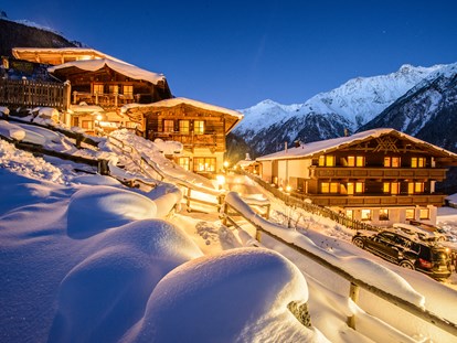 Hotels an der Piste - Pools: Infinity Pool - Skigebiet Sölden - Aussenansicht Winter - Grünwald Resort Sölden