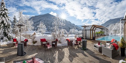 Hotels an der Piste - Klassifizierung: 4 Sterne - Treffen (Treffen am Ossiacher See) - Beheizter & Überdachbarer Außenpool (Winter 31°C) und Blick auf unsere Sonnenterrasse  - Genusshotel Almrausch